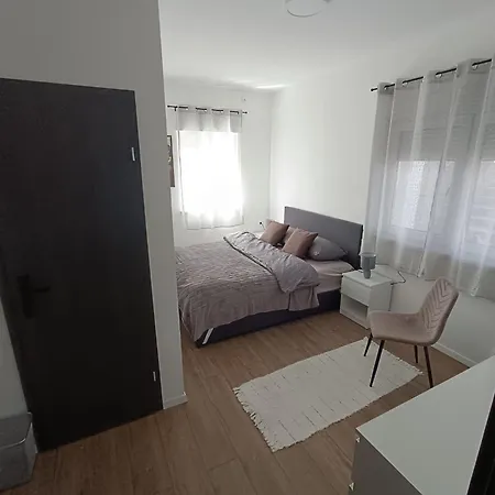 Morlak - Guest House - Restaurant - Gated Parking 3* Polaca