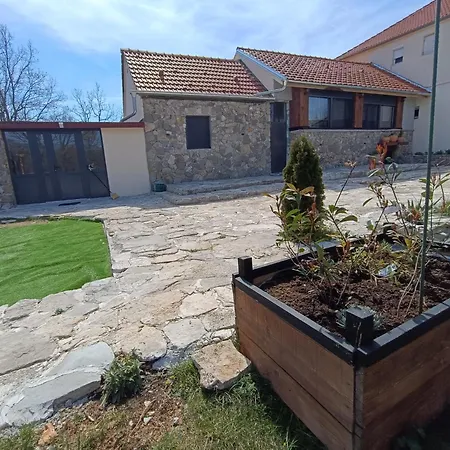Morlak - Guest House - Restaurant - Gated Parking Polaca