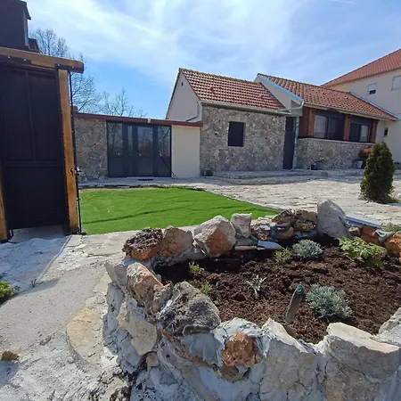 Morlak - Guest House - Restaurant - Gated Parking Polaca