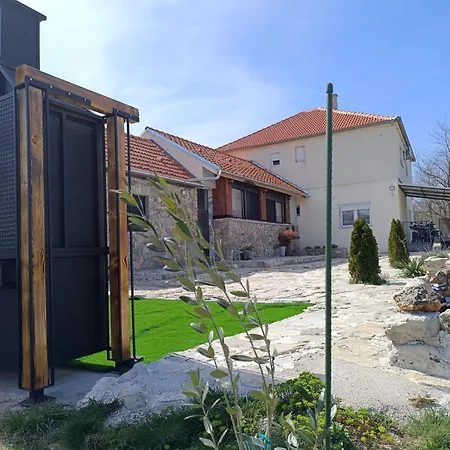Morlak - Guest House - Restaurant - Gated Parking 3*