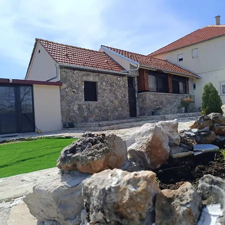 Morlak - Guest House - Restaurant - Gated Parking Polaca