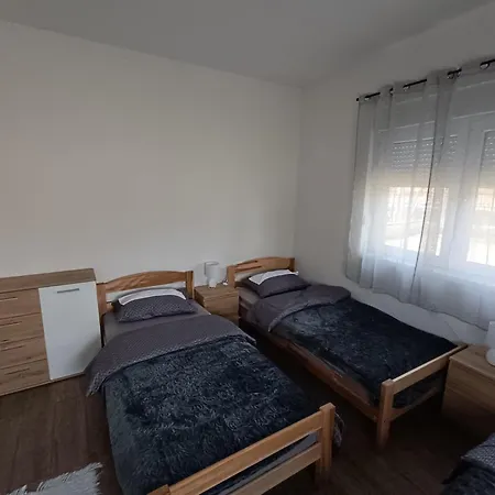 Morlak - Guest House - Restaurant - Gated Parking 3* Polaca